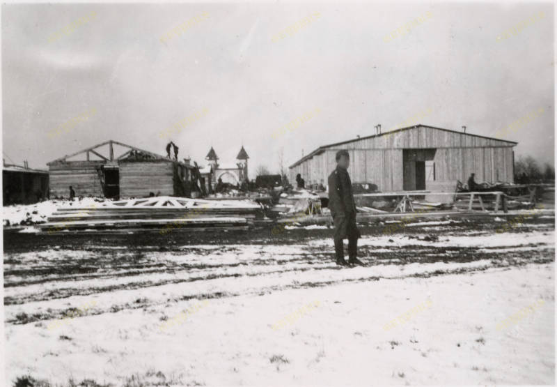 Barăci ale pompierilor (Feuerwehr) în construcție, cu poarta hipodromului în fundal, Ploiești, martie 1941