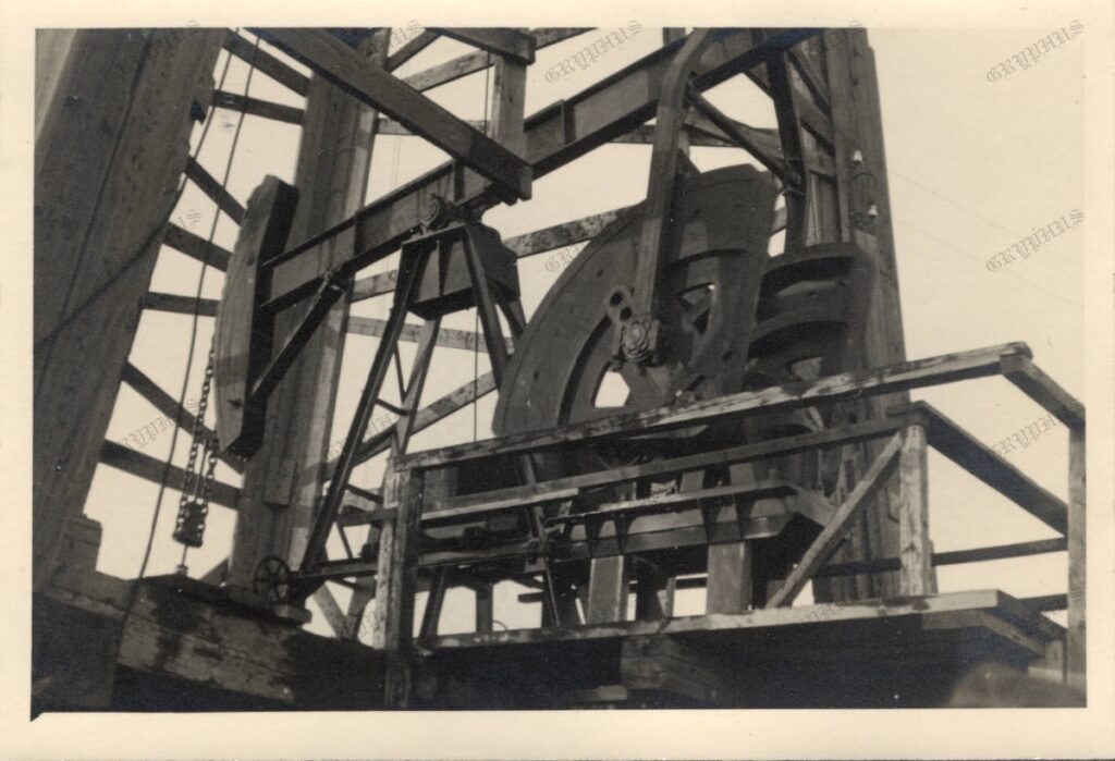 Instalație de pompare (Die Pumpanlage) într-o sondă petrolieră, zona Ploiești – cca. 1940–1941