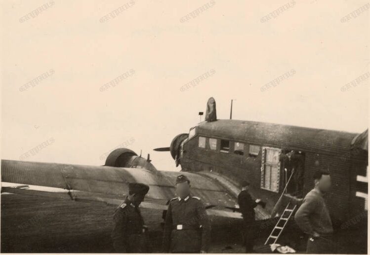 Membri ai pompierilor militari din Viena, aerodromul Strejnicu (Ploiești), aprilie 1941
