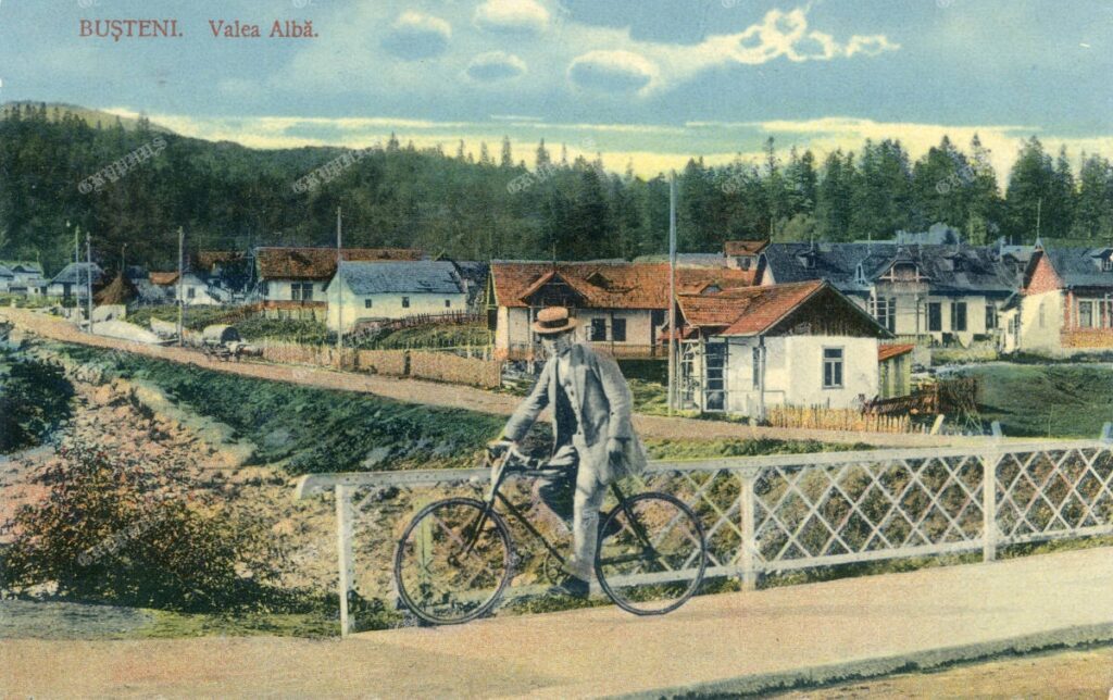 Bușteni – Valea Albă, cu locuințe și biciclist, cca. începutul sec. XX